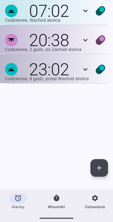 Lista alarmów Risetime z trzema alarmami, wszystkie powtarzane codziennie: 07:02 na kotwicy Wschód słońca, 20:38 dwie godziny po kotwicy Zachód słońca, i 23:02 osiem godzin przed kotwicą Wschód słońca.