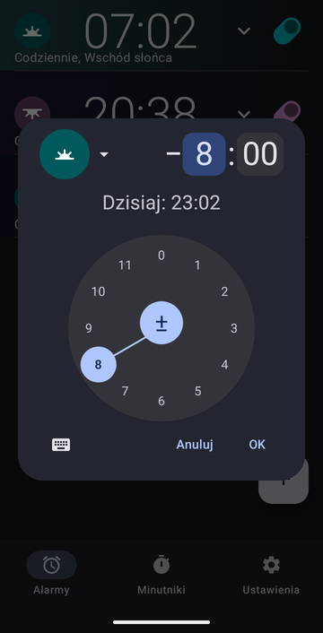 Okno nowego alarmu ustawione na kotwicy Wschód słońca z przesunięciem ośmiu godzin przed, tarczą godzin na 8 i tarczą minut na 00, oraz wierszem Dzisiaj: 23:02.