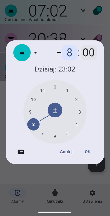 Okno nowego alarmu ustawione na kotwicy Wschód słońca z przesunięciem ośmiu godzin przed, tarczą godzin na 8 i tarczą minut na 00, oraz wierszem Dzisiaj: 23:02.
