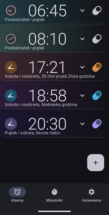 Lista alarmów Risetime z pięcioma alarmami: 06:45 i 08:10 od poniedziałku do piątku na kotwicy Dokładny; 17:21 w sobotę i niedzielę, 30 min przed kotwicą Złota godzina; 18:58 w sobotę i niedzielę na kotwicy Niebieska godzina; i 20:30 w piątek i sobotę na kotwicy Nocne niebo.