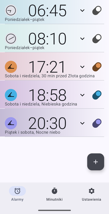Lista alarmów Risetime z pięcioma alarmami: 06:45 i 08:10 od poniedziałku do piątku na kotwicy Dokładny; 17:21 w sobotę i niedzielę, 30 min przed kotwicą Złota godzina; 18:58 w sobotę i niedzielę na kotwicy Niebieska godzina; i 20:30 w piątek i sobotę na kotwicy Nocne niebo.