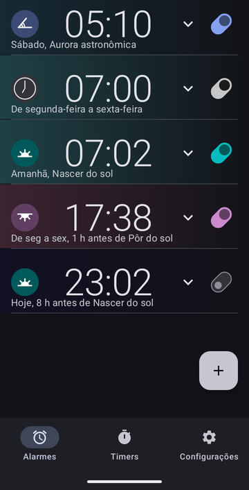 Lista de alarmes do Risetime com cinco alarmes: 05:10 no sábado, Aurora astronômica; 07:00 de segunda-feira a sexta-feira, um horário fixo; 07:02 amanhã, Nascer do sol; 17:38 de seg a sex, 1 h antes de Pôr do sol; e 23:02 hoje, 8 h antes de Nascer do sol, desativado. As abas Alarmes, Timers e Configurações ficam na parte inferior.