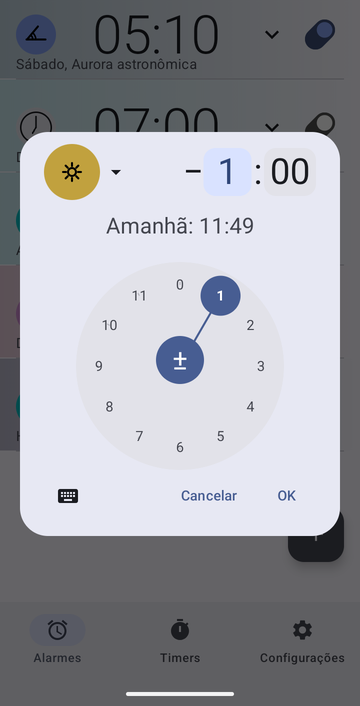 A caixa de criação de alarme do Risetime, aberta sobre a lista: o ícone da âncora Meio-dia, um deslocamento de −1:00 com o campo das horas selecionado, e a linha Amanhã: 11:49. Um mostrador circular de horas com o 1 selecionado ocupa a metade inferior, com Cancelar e OK abaixo.