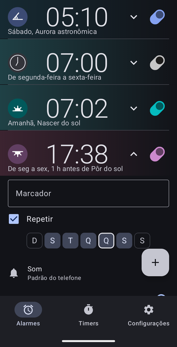 Um cartão de alarme aberto para 17:38, de seg a sex, 1 h antes de Pôr do sol: um campo Marcador vazio, a caixa Repetir marcada, uma fileira de dias D S T Q Q S S com os cinco do meio destacados, e Som em Padrão do telefone. O cartão continua abaixo da borda da imagem.