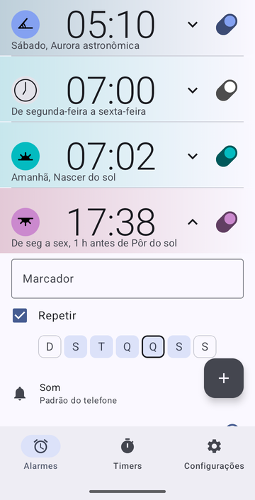 Um cartão de alarme aberto para 17:38, de seg a sex, 1 h antes de Pôr do sol: um campo Marcador vazio, a caixa Repetir marcada, uma fileira de dias D S T Q Q S S com os cinco do meio destacados, e Som em Padrão do telefone. O cartão continua abaixo da borda da imagem.