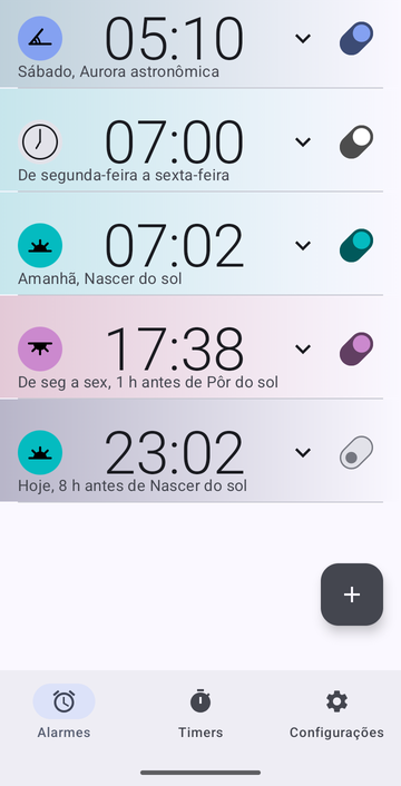 Lista de alarmes do Risetime com cinco alarmes: 05:10 no sábado, Aurora astronômica; 07:00 de segunda-feira a sexta-feira, um horário fixo; 07:02 amanhã, Nascer do sol; 17:38 de seg a sex, 1 h antes de Pôr do sol; e 23:02 hoje, 8 h antes de Nascer do sol, desativado. As abas Alarmes, Timers e Configurações ficam na parte inferior.