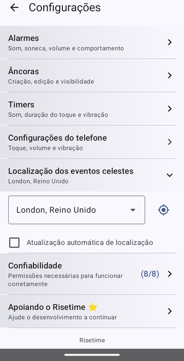 As configurações do Risetime, com Localização dos eventos celestes aberta: London, Reino Unido em um seletor, um botão de localização, e a caixa Atualização automática de localização desmarcada. Abaixo, Confiabilidade (8/8) e Apoiando o Risetime.
