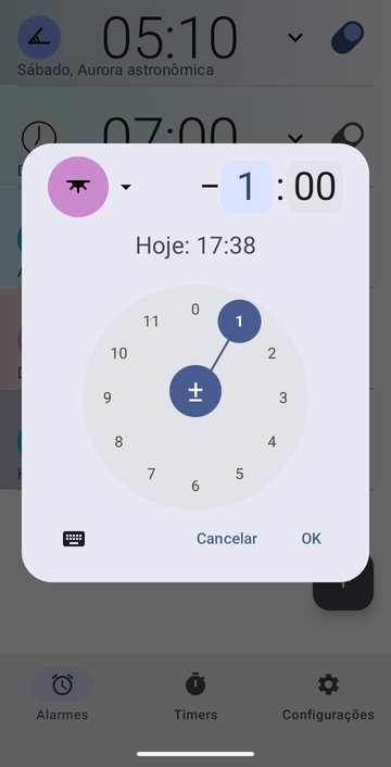 A caixa de criação de alarme ajustada para Pôr do sol com um deslocamento de −1:00, o campo das horas em 1 e o dos minutos em 00, e a linha Hoje: 17:38.