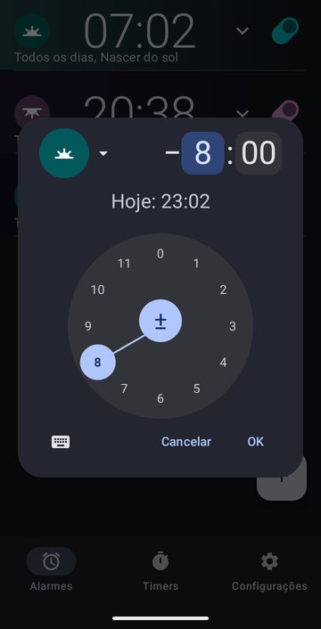 A caixa de novo alarme ajustada para Nascer do sol com um deslocamento de −8:00, o campo das horas em 8 e o dos minutos em 00, e a linha Hoje: 23:02.