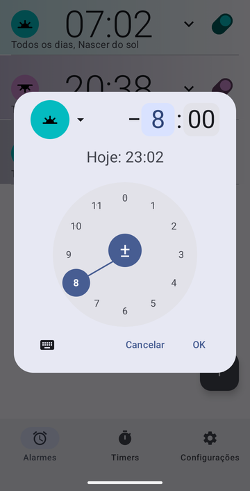 A caixa de novo alarme ajustada para Nascer do sol com um deslocamento de −8:00, o campo das horas em 8 e o dos minutos em 00, e a linha Hoje: 23:02.