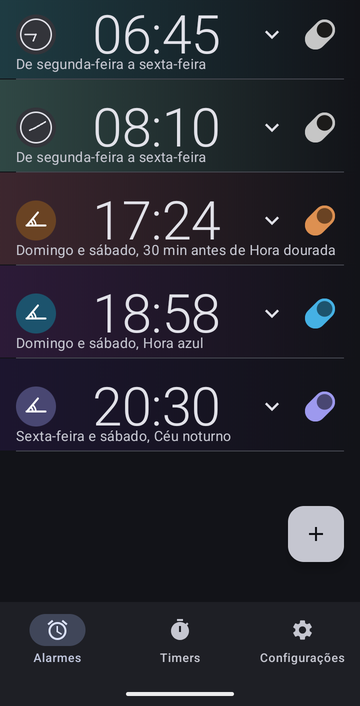 A lista de alarmes do Risetime com cinco alarmes: 06:45 e 08:10 de segunda-feira a sexta-feira; 17:21 no domingo e sábado, 30 min antes de Hora dourada; 18:58 no domingo e sábado, Hora azul; e 20:30 na sexta-feira e sábado, Céu noturno. O alarme de 17:21 está desativado.