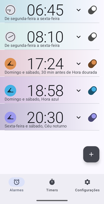 A lista de alarmes do Risetime com cinco alarmes: 06:45 e 08:10 de segunda-feira a sexta-feira; 17:21 no domingo e sábado, 30 min antes de Hora dourada; 18:58 no domingo e sábado, Hora azul; e 20:30 na sexta-feira e sábado, Céu noturno. O alarme de 17:21 está desativado.