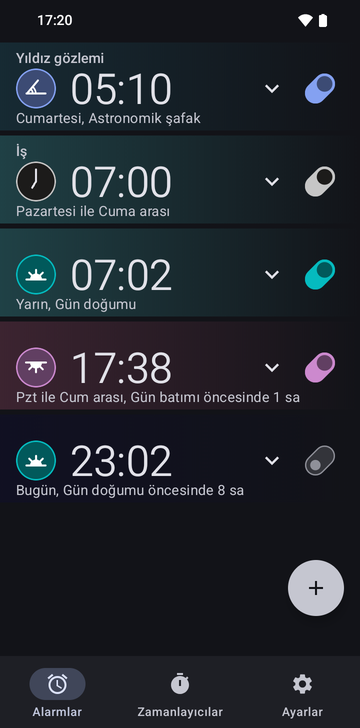 Beş alarmlı Risetime alarm listesi: Stargazing 05:10, Cumartesi, Astronomical dawn; Work 07:00, Pazartesi–Cuma; 07:02, Yarın, Sunrise; 17:38, Pazartesi–Cuma, 1 hr before Sunset; ve 23:02, Bugün, 8 hr before Sunrise, kapalı. Alarms, Timers ve Settings sekmeleri altta yer alır.