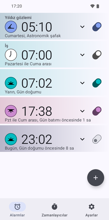 Beş alarmlı Risetime alarm listesi: Stargazing 05:10, Cumartesi, Astronomical dawn; Work 07:00, Pazartesi–Cuma; 07:02, Yarın, Sunrise; 17:38, Pazartesi–Cuma, 1 hr before Sunset; ve 23:02, Bugün, 8 hr before Sunrise, kapalı. Alarms, Timers ve Settings sekmeleri altta yer alır.
